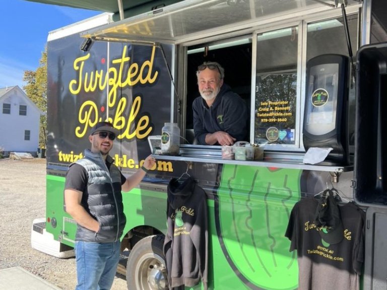 Twizted Pickle Food Truck at Farmer Dave’s